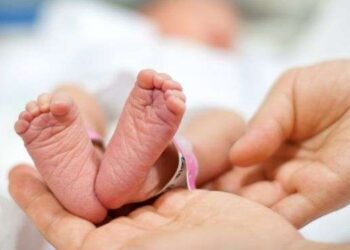 Rasti i rrallë, nëna prej 7 muajsh në koma lind vajzën e shëndetshme