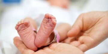 Rasti i rrallë, nëna prej 7 muajsh në koma lind vajzën e shëndetshme