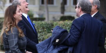 Neveri për “demokratët” që janë duke u zvarritur para një plaku komunist, i cili ka mbajtur peng PD-në