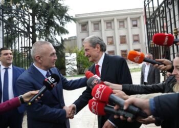 “Sot 78 vjeç, në një pranverë të re politike”, Berisha feston ditëlindjen, Meta e uron i pari