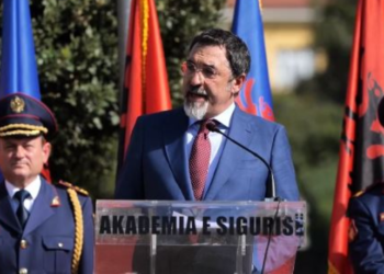 Bledi Çuçi u jep porosi efektivëve: Mos u joshni nga korrupsioni, krimi e politika