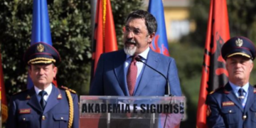 Bledi Çuçi u jep porosi efektivëve: Mos u joshni nga korrupsioni, krimi e politika