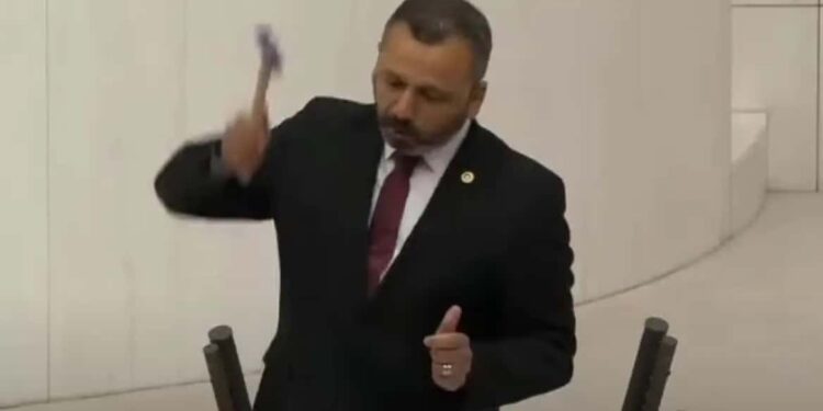 Po protestonte kundër një projektligji, deputeti turk thyen telefonin me çekiç në Parlament (VIDEO)