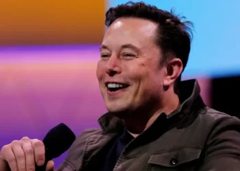 Elon Musk prodhon parfumin “Flokët e djegur”