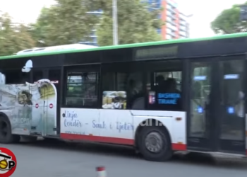 Burri prek të rinjtë në vendin intim në urbanin e Tiranës në mes të dhjetëra pasagjerëve (VIDEO)