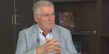 Kolegët pedagogë duhet t’i rrinë larg Berishës