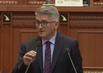 Ne “shërbëtorët” e Ramës që votuam për hapjen e dosjeve dhe këta të tjerët që e bënë copë duke mos votuar