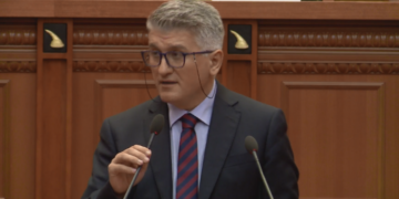 Ne “shërbëtorët” e Ramës që votuam për hapjen e dosjeve dhe këta të tjerët që e bënë copë duke mos votuar