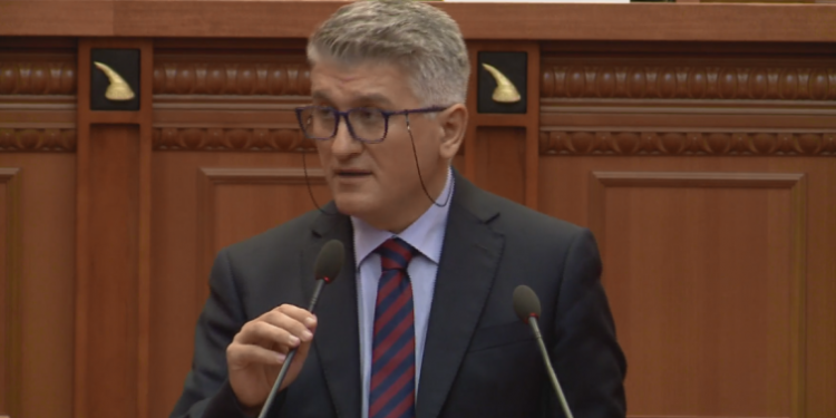 Ne “shërbëtorët” e Ramës që votuam për hapjen e dosjeve dhe këta të tjerët që e bënë copë duke mos votuar