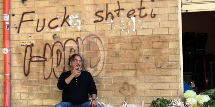 Jim Belushi sapo vjen në Tiranë: “F*ck shteti”