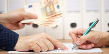 Shtrenjtohen kreditë në lekë, interesat prekin nivelin më të lartë prej vitit 2018