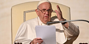 Papa Françesku dënon “b*mbardimet e pamëshirshme” në qytetet e Ukrainës