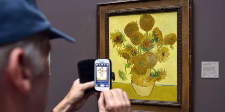 Protestuesit hedhin supë mbi pikturën e Van Gogh-ut