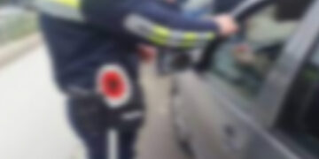 Goditi shoferin, përjashtohet nga policia efektivi i Rrugores në Pogradec