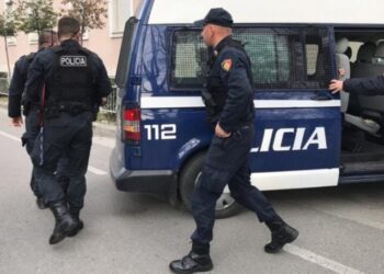 Zbulohet arsenal a*mësh në Tiranë