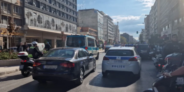 Selanik/Tentativë për grabitje e pengmarrje në një dyqan celularësh (FOTO)