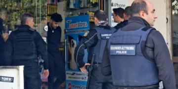 Selanik/Tentativë për grabitje e pengmarrje në një dyqan celularësh (FOTO)