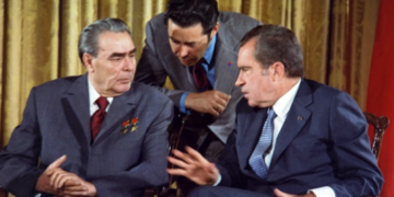 Historia e presidentit amerikan që gati filloi l*ftën bërthamore: U bë “tapë” dhe tentoi të shtypë “butonin e kuq”