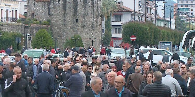 Çmimet e karburanteve/PD në protestë në Elbasan, fiken automjetet