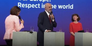 “Pse është nder të jesh në skenë me mua?”, Rama vë në siklet politikanen holandeze