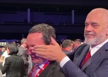 Rama surprizon Kurtin, i shkon nga pas dhe i mbyll sytë: Gjeje kush jam? (VIDEO)