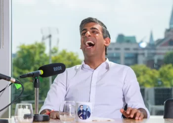 Kush është Rishi Sunak, favorit në garën për kryeministër të Britanisë
