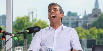 Kush është Rishi Sunak, favorit në garën për kryeministër të Britanisë