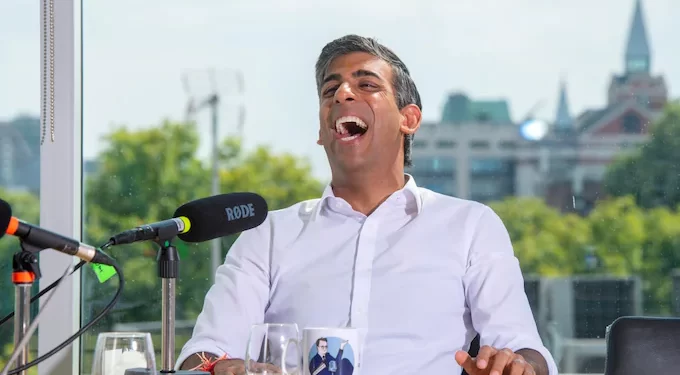 Kush është Rishi Sunak, favorit në garën për kryeministër të Britanisë