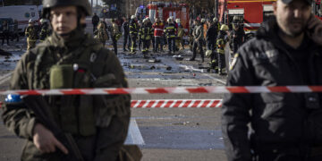 Metroja e Kievit pezullon trenat pas sulmeve me raketa