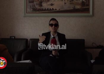 Baballarët nuk lënë fëmijët të takojnë nënat dhe i heqin nga shkolla (VIDEO)