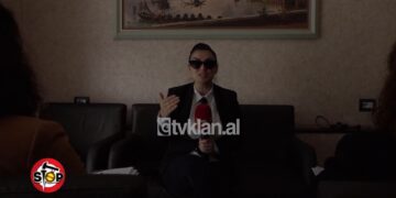 Baballarët nuk lënë fëmijët të takojnë nënat dhe i heqin nga shkolla (VIDEO)