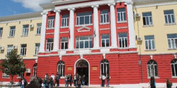 Zbardhet vendimi/Nga ky vit leksionet në universitetet publike janë me detyrim