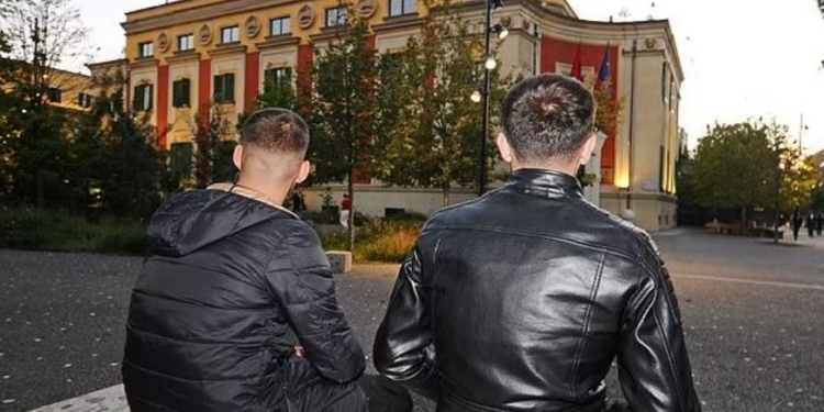 “Gomones i mbaroi karburanti, ishte shumë ftohtë”, të rinjtë shqiptarë rrëfejnë sakrificat e kalimit në Angli