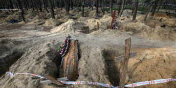 Zbulohet një tjetër varr masiv në Ukrainë/Civilë, gra dhe fëmijë të vr*rë