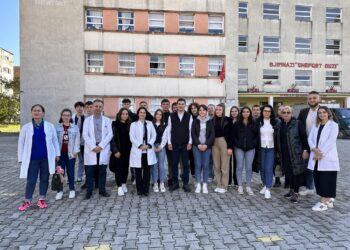 Arbër Hajdari takon të rinjtë në Gramsh, fokus vullnetarizmi dhe krijimi i një Qendre Rinore