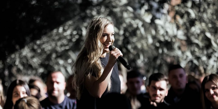 Moderatorja e “Top Channel” vendos të futet në Parlament, zëvendëson Grida Dumën