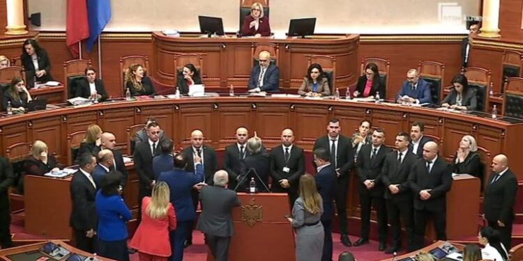 Tensione në Kuvend, Nikolla paralajmëron Berishën me përjashtim