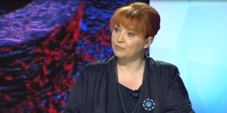 Edith Harxhi dorëzon në Gjykatën e Tiranës padinë për Lulzim Bashën