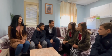 Një jetë e re në shtëpinë e siguruar nga “Fundjavë Ndryshe”, Hajdari takon familjen në Fier