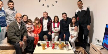 Në shtëpi të re pas tërmetit, Arbër Hajdari viziton familjet në Vaqarr (VIDEO)