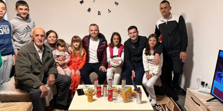 Në shtëpi të re pas tërmetit, Arbër Hajdari viziton familjet në Vaqarr (VIDEO)