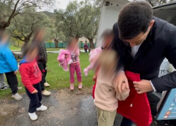 “Fundjavë Ndryshe” pranë familjeve në nevojë, nis shpërndarja e veshjeve