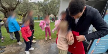 “Fundjavë Ndryshe” pranë familjeve në nevojë, nis shpërndarja e veshjeve