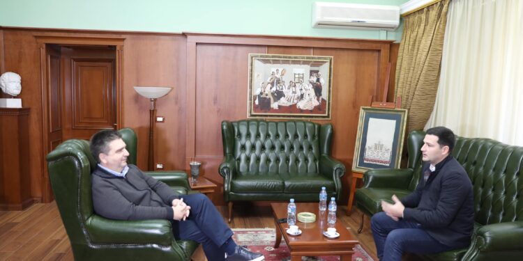 Në Fier për projektet sociale, Arbër Hajdari takon Armando Subashin