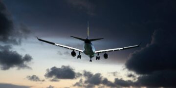 Alarmi për b*mbë në bord, avioni me mbi 200 pasagjerë ulet me urgjencë në aeroport