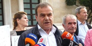 Banorët e Bërxullës në protestë para Kryeministrisë: Edhe miliona të na japësh, s’të lejojmë të na shembni shtëpinë