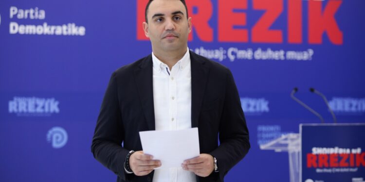 “Do shikoni çudira gjatë këtij procesi”/ Këlliçi dorëzon padinë ndaj dy policëve që e dhunuan te Teatri 