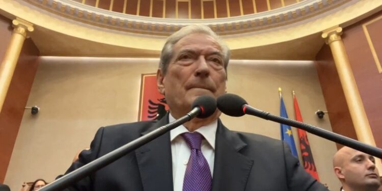 Berisha zë foltoren dhe del LIVE në Facebook, Kuvendi pezullon përkohësisht seancën