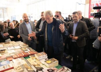 Incidenti i Berishës me simpatizantin te Panari i Librit: I puthi dorën, e më pas e qëlloi në faqe (VIDEO)
