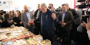 Incidenti i Berishës me simpatizantin te Panari i Librit: I puthi dorën, e më pas e qëlloi në faqe (VIDEO)